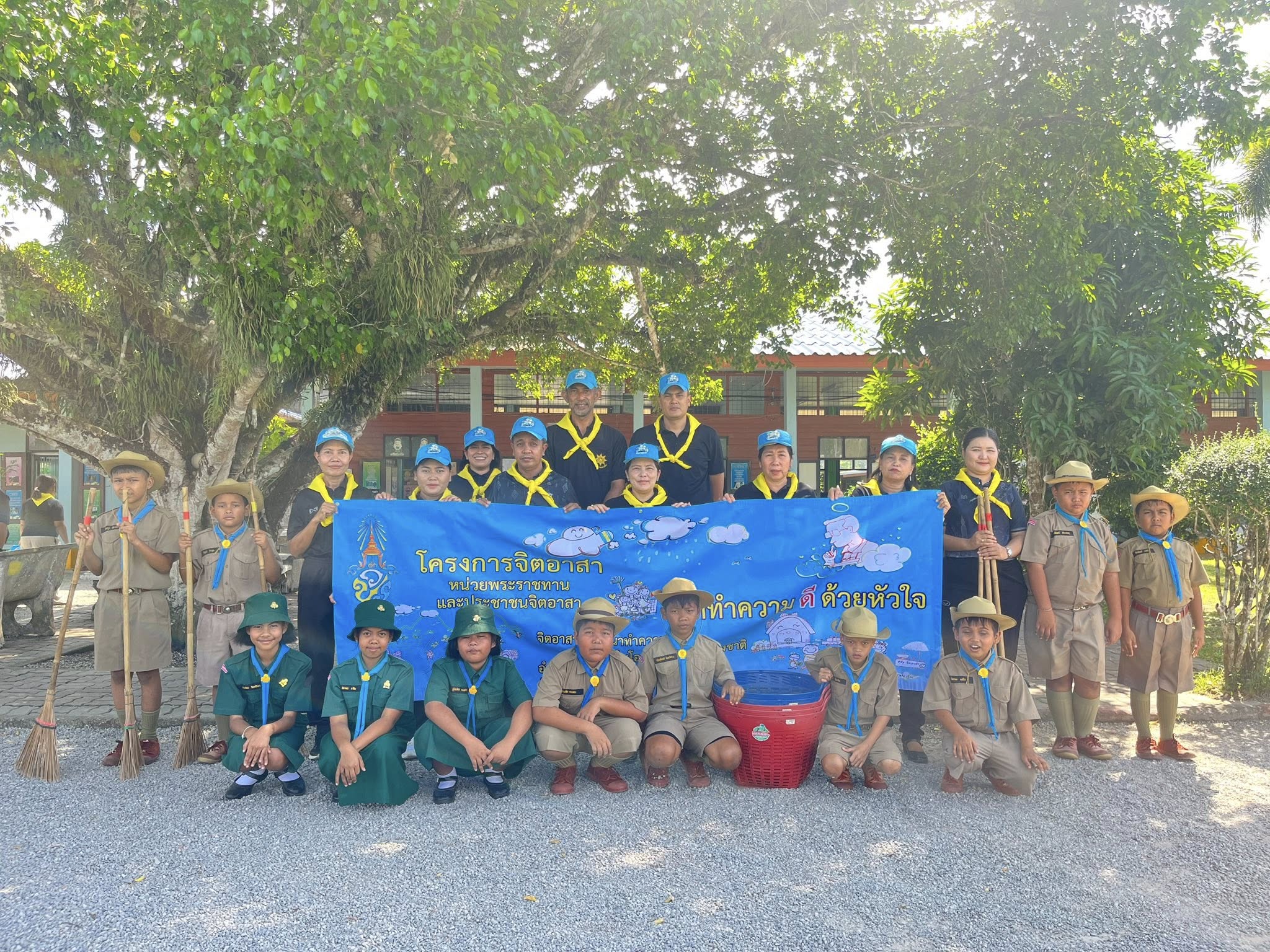 วัน พฤหัสบดี ที่  25  ธันวาคม  2568 เวลา 13.30 น. 
   ✨นางสาวธนิกานต์ หยังสู ผู้อำนวยการศูนย์อำนวยการจิตอาสาพระราชทานอำเภอนาโยง มอบหมายให้ นางสาวนพลักษณ์  พงษ์พิพัฒน์  รองผู้อำนวยการศูนย์อำนวยการจิตอาสาพระราชทานอำเภอนาโยง เป็นประธานเปิดกิจกรรมจิตอาสาพัฒนาปรับภูมิทัศน์ถนน เนื่องในวันสมเด็จพระเจ้าตากสินมหาราช 
   ✨โดยมี นางสาธุ  ศรีไตรรัตน์ ปลัด อบต. ปฎิบัติหน้าที่ นายก อบต.โคกสะบ้า ผู้อำนวยการโรงเรียนวัดนางประหลาด ปลัดอำเภอ ผู้บริหารองค์กรปกครองส่วนท้องถิ่น เจ้าหน้าที่ กำนัน ผู้ใหญ่บ้านฯลฯ ตำบลโคกสะบ้า   คณะครู นักเรียนโรงเรียนวัดนางประหลาด นักศึกษาวิชาทหารโรงเรียนนาโยงวิทยาคม จิตอาสาพระราชทานและประชาชนจิตอาสาเข้าร่วมกิจกรรม จำนวน 130 คน ณ โรงเรียนวัดนางประหลาด หมู่ที่ 5 ตำบลโคกสะบ้า อำเภอนาโยง จังหวัดตรัง