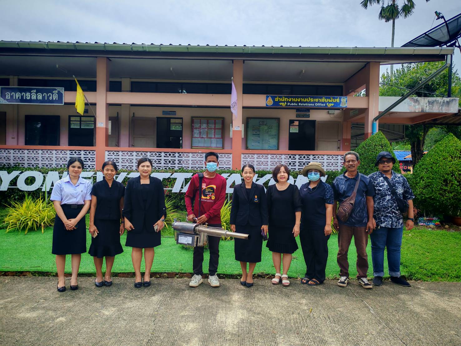 ลงพื้นที่ดำเนินการพ่นหมอกควันกำจัดยุงลายในสถานศึกษาก่อนเปิดภาคเรียน (รร.นาโยงวิทยาคม)